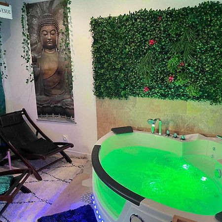 Maison Prestige Le Donjon Des Plaisirs Jacuzzi Montluel Exteriér fotografie