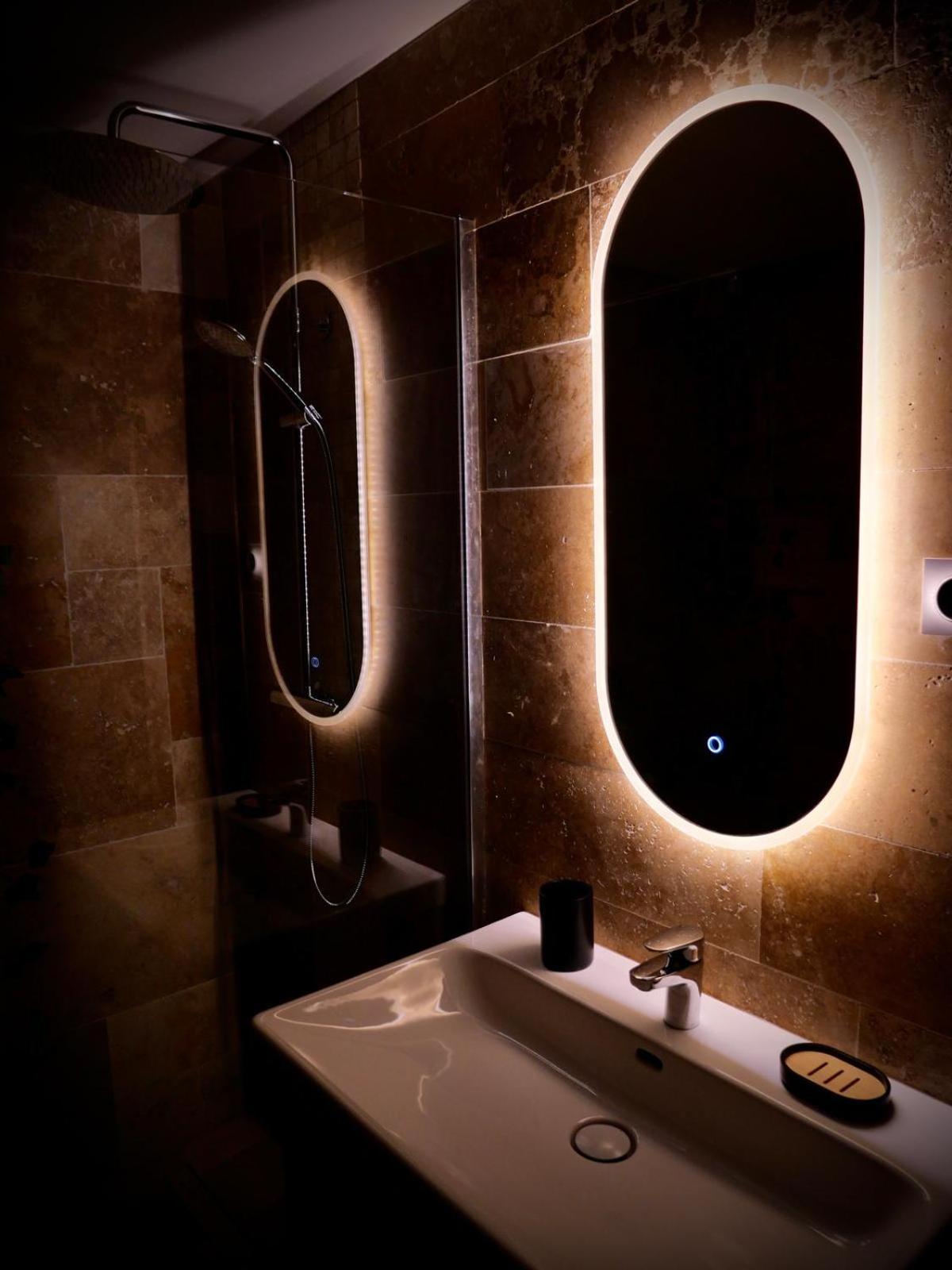 Maison Prestige Le Donjon Des Plaisirs Jacuzzi Montluel Exteriér fotografie