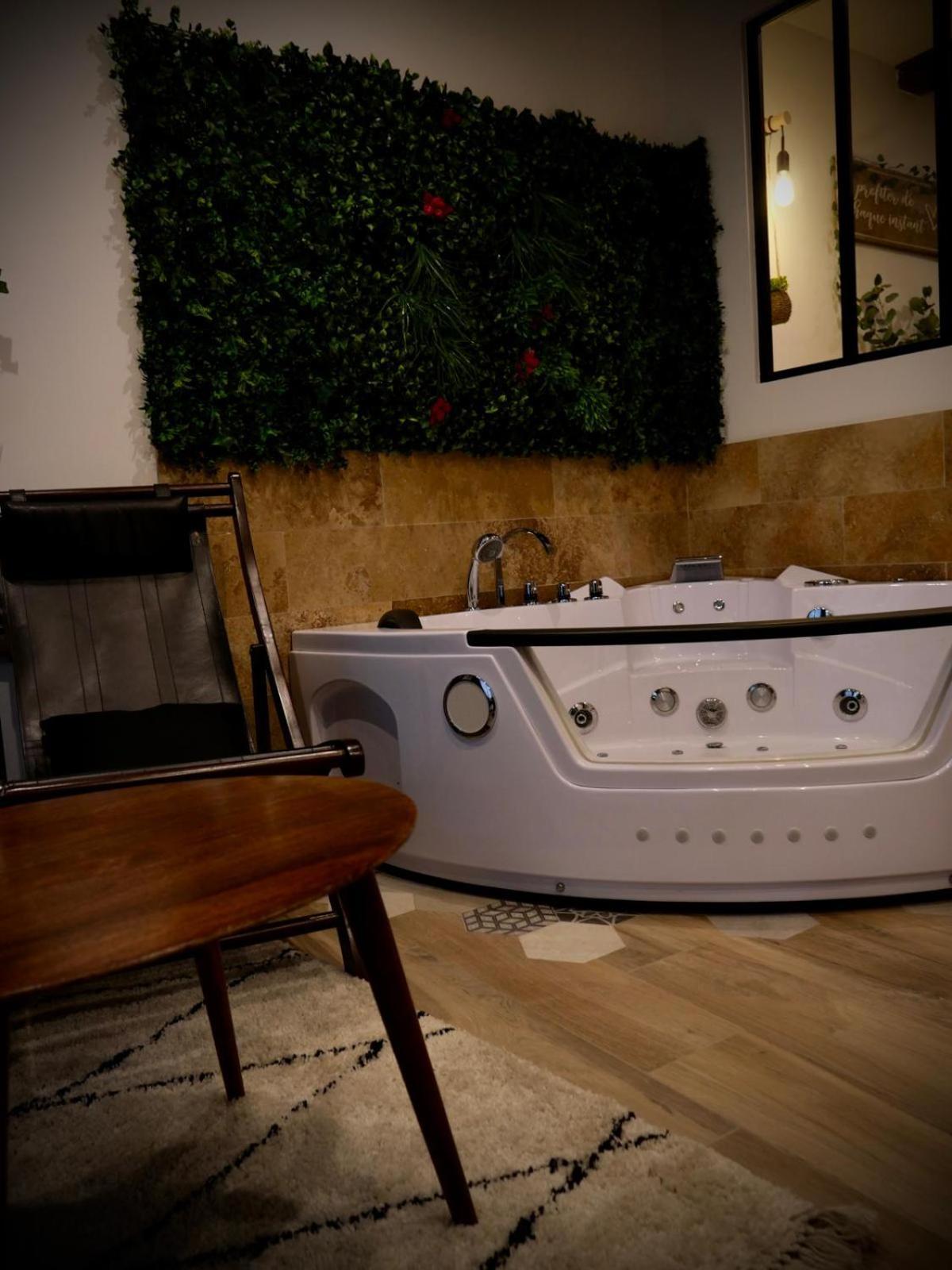 Maison Prestige Le Donjon Des Plaisirs Jacuzzi Montluel Exteriér fotografie