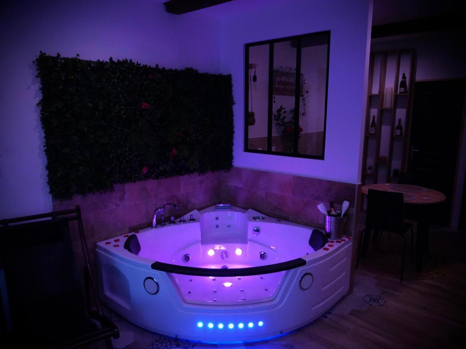 Maison Prestige Le Donjon Des Plaisirs Jacuzzi Montluel Exteriér fotografie