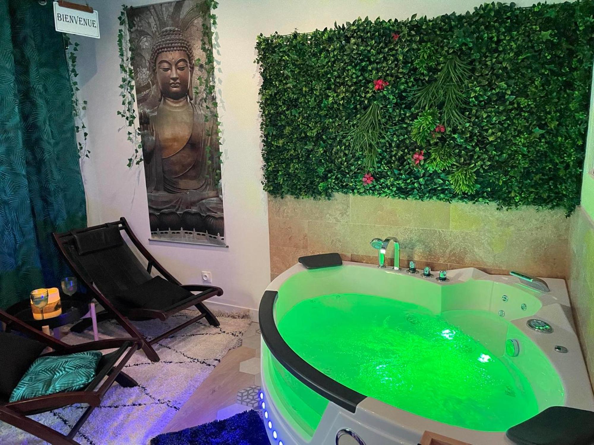Maison Prestige Le Donjon Des Plaisirs Jacuzzi Montluel Exteriér fotografie